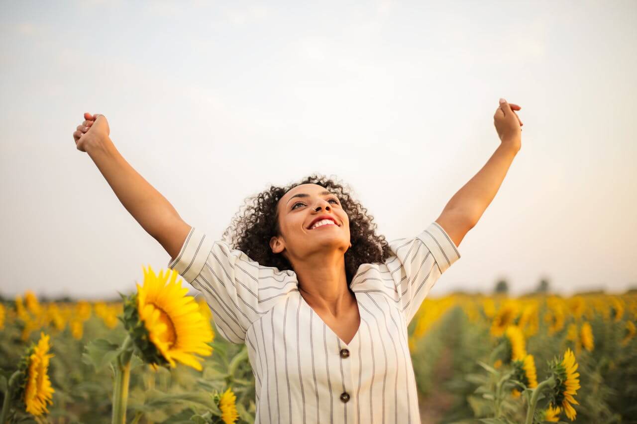 A woman with excessive sweating raises her arms.